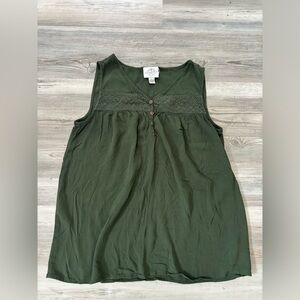 Green tank top with lace detailing, boho style, small chest is 15, length is 23